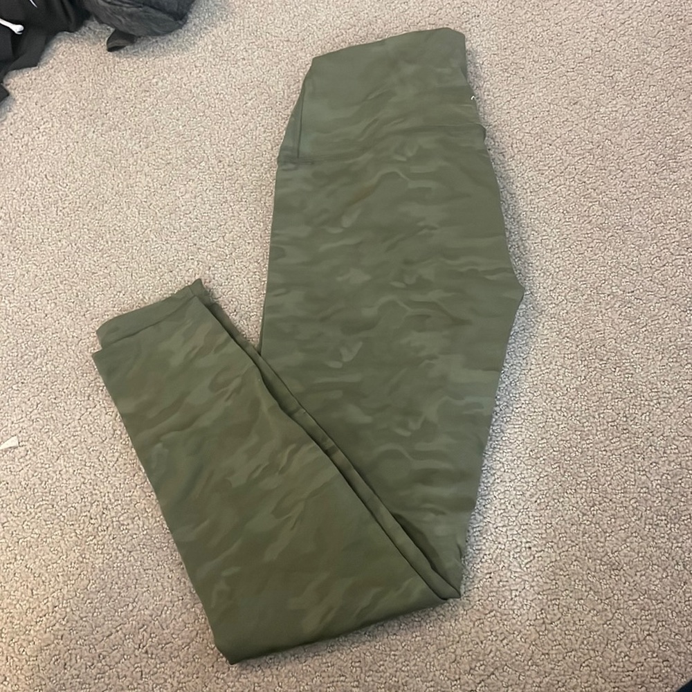 BEYOND YOGA CAMO GREEN LEGGINGS